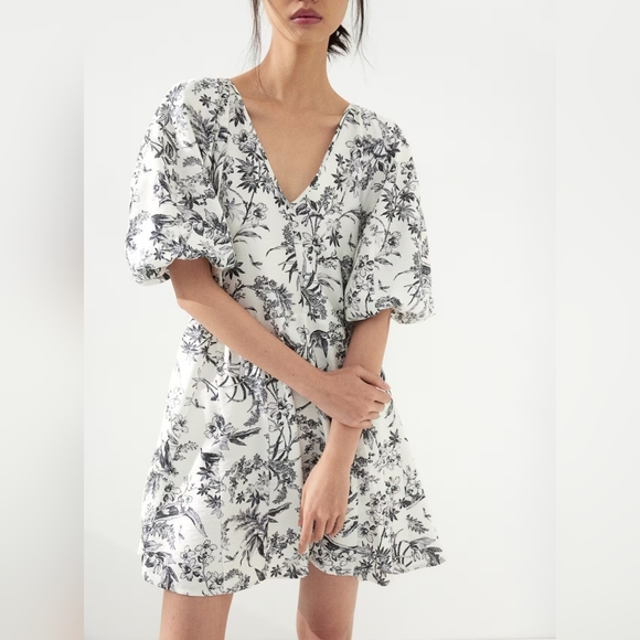 H&M NWT Black And White Floral V-Neck Dress With Flared Skirt Size Small - Picture 1 of 13